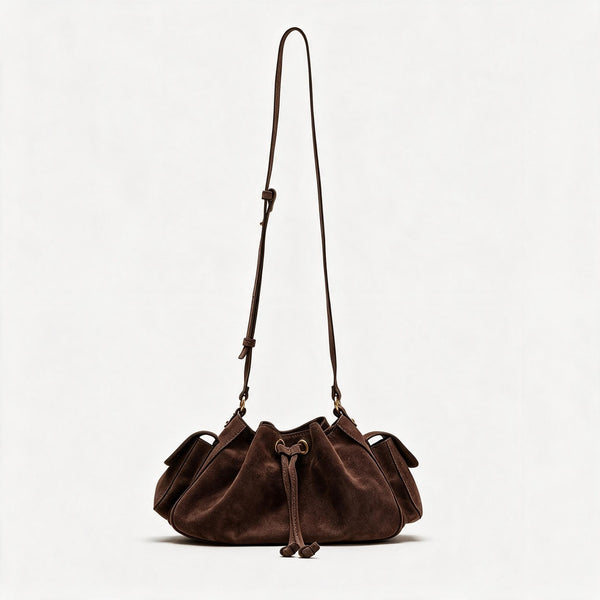 Weiche Beuteltasche mit Kordelzug in Taupe und Wildlederoptik, seitlichen Klappentaschen, antikgoldfarbenen Metalldetails und verstellbarem Crossbody-Riemen