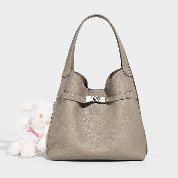 Geräumige Tote-Bag in genarbter Lederoptik mit Riemendetail und Drehverschluss in Silberoptik sowie zwei Henkeln, Detailansicht 8