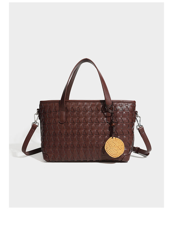 Strukturierte Tote-Bag in Dunkelbraun mit gewebter Reliefstruktur in Lederoptik, zwei Tragegriffen, abnehmbarem Crossbody-Riemen und rund