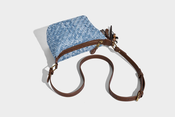 Hellblauer gewebter Hobo-Bag mit braunem Besatz in Lederoptik, antikgoldfarbenen Beschlägen, verstellbarem Crossbody-Riemen und Perlenverzierung