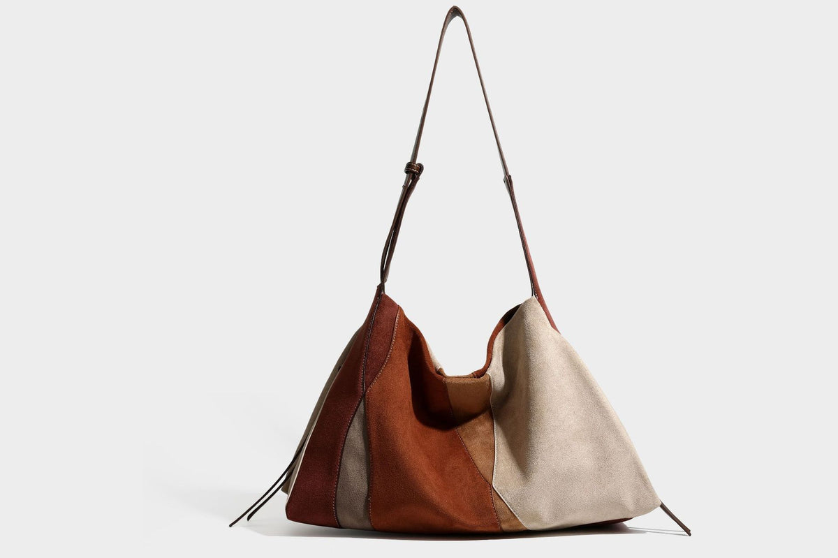 Weich fallende Patchwork-Tote in Braun, Rost, Camel und Beige mit Partien in Velourslederoptik, Besatz in Lederoptik und verstellbarem Schulterriemen
