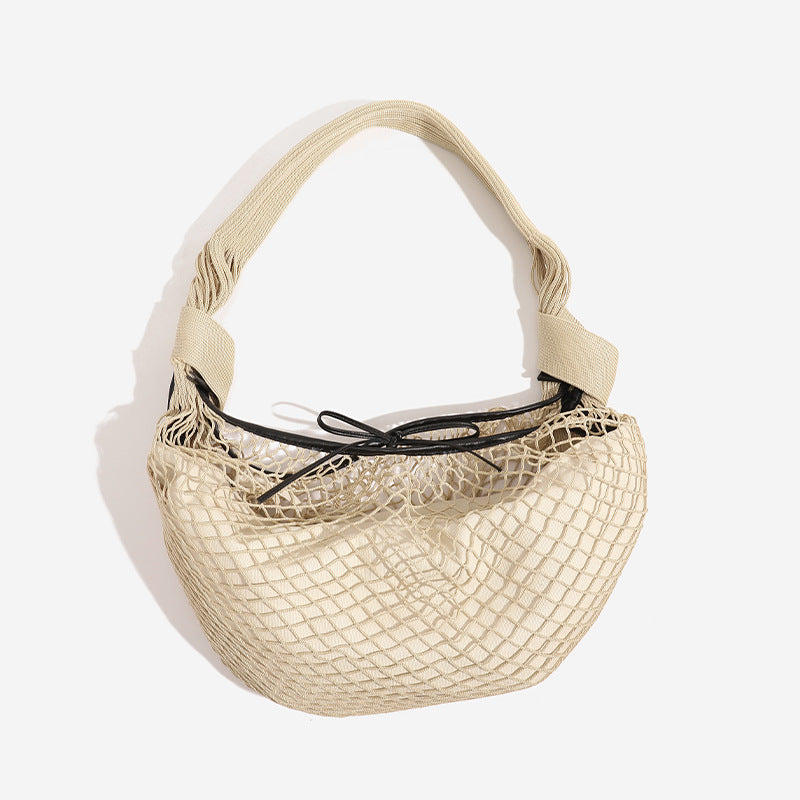 Weich fallende halbmondförmige Schultertasche aus gewebtem Mesh mit schwarzem Kordelzugverschluss und geripptem Strickriemen, Detailansicht 4
