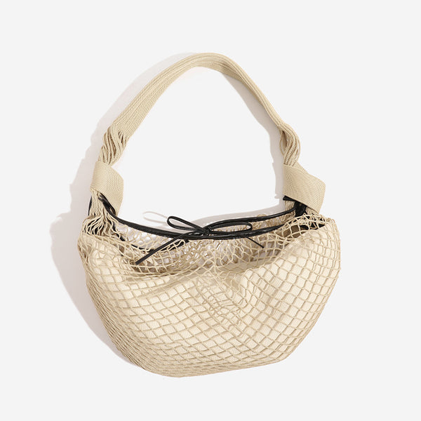 Weich fallende halbmondförmige Schultertasche aus gewebtem Mesh mit schwarzem Kordelzugverschluss und geripptem Strickriemen, Detailansicht 4