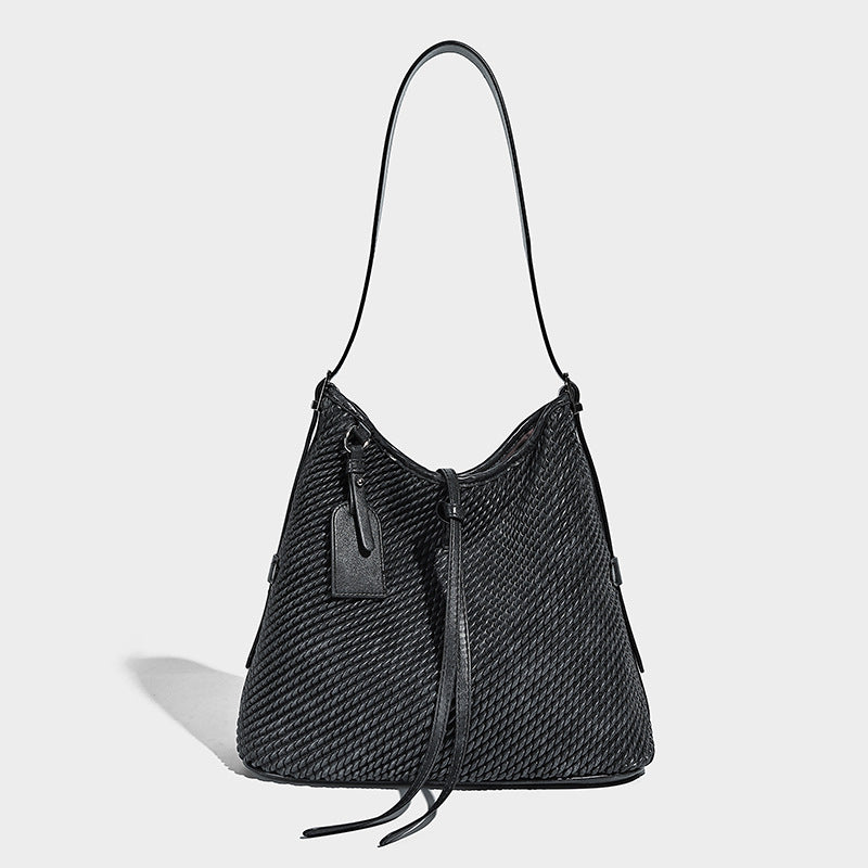 Große Schultertasche im gewebten Look mit glattem Besatz in Lederoptik, verstellbarem Riemen und herabhängendem Anhänger, Detailansicht