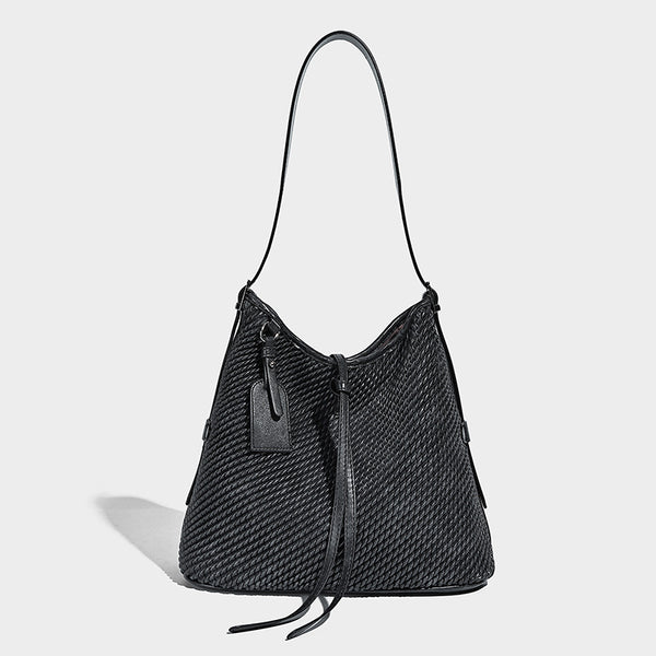 Große Schultertasche im gewebten Look mit glattem Besatz in Lederoptik, verstellbarem Riemen und herabhängendem Anhänger, Detailansicht