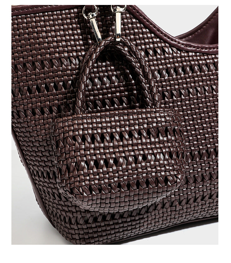 Strukturierte Henkeltasche aus geflochtenem Material in Dunkelbraun mit geflochtenen Henkeln, seitlichen Zugbändern und befestigtem Mini-Täschchen aus geflochtenem Material mit