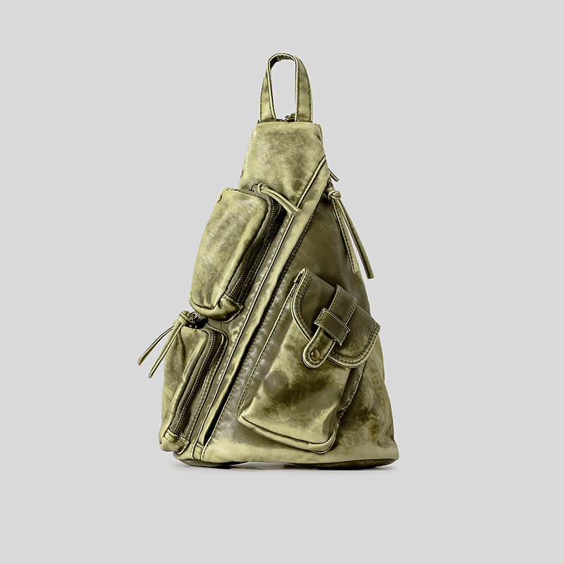 Dreieckiger Sling-Rucksack aus Used-PU in Oliv mit mehreren Reißverschlussfächern, Druckknopfklappe, Beschlägen in Goldoptik und