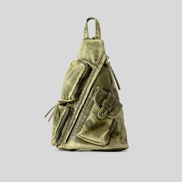 Dreieckiger Sling-Rucksack aus Used-PU in Oliv mit mehreren Reißverschlussfächern, Druckknopfklappe, Beschlägen in Goldoptik und