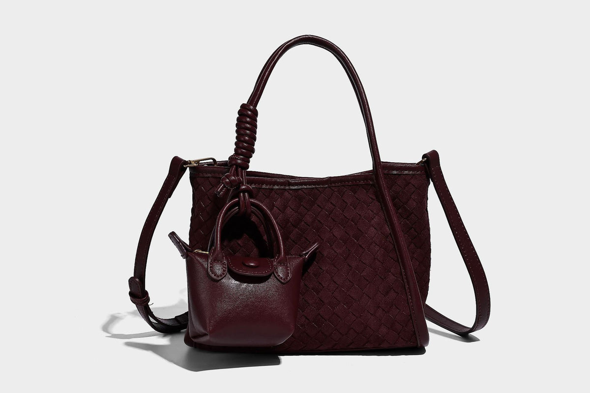 Strukturierte Tote-Bag mit gewebter Oberfläche, befestigtem Mini-Charm-Täschchen, geknoteten Tragegriffen und abnehmbarem Schulterriemen, Detailansicht