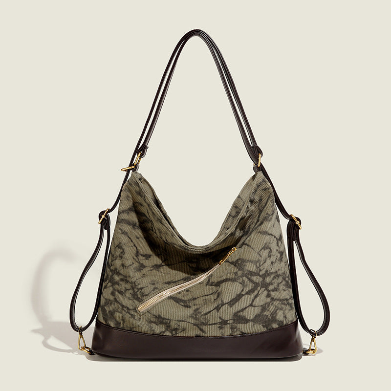 Große Hobo-Tasche aus Cord mit Ink-Wash-Print, dunkelbrauner Bodenbesatz in Lederoptik, diagonalem Reißverschlussfach vorne und goldfarbenem