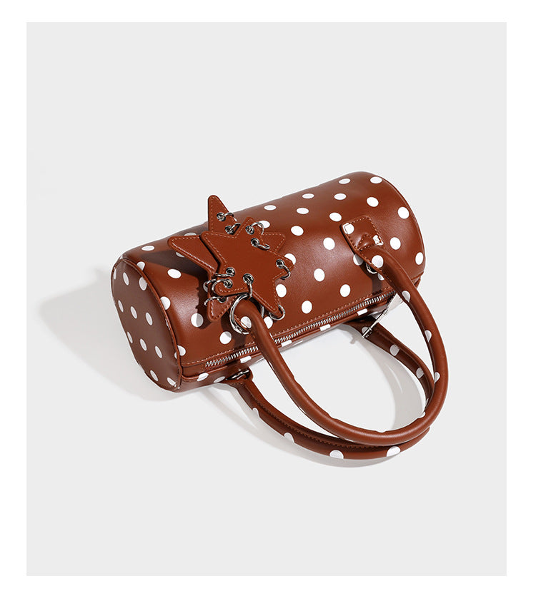 Glänzende Tasche in Zylinderform mit Polka-Dot-Muster, abgerundeten Tragegriffen, Sternanhänger und abnehmbarem Crossbody-Riemen, Detailansicht 13