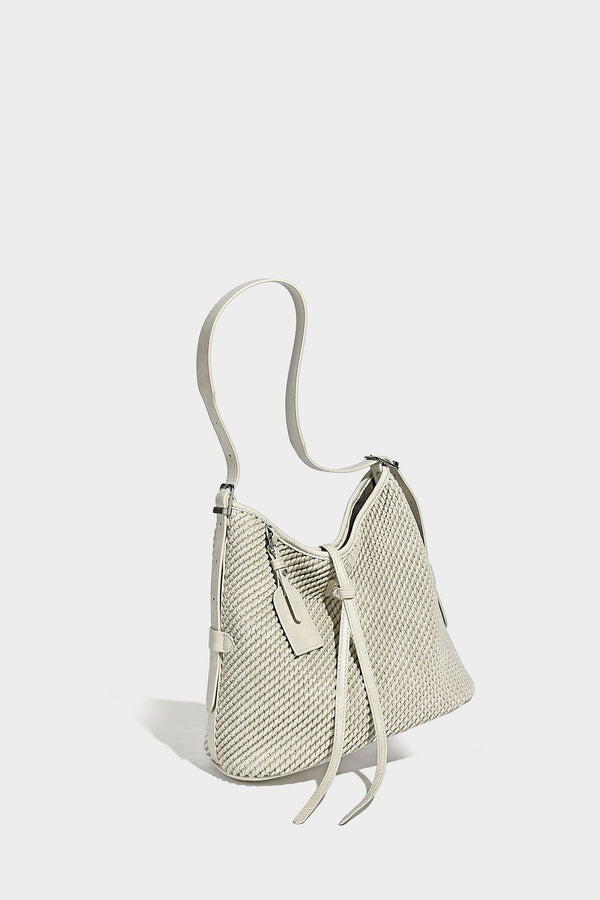 Große Schultertasche im Beuteltaschenstil mit Flechtstruktur, glatten Besätzen in Lederoptik, verstellbarem Riemen und Anhänger-Detail, Detailansicht
