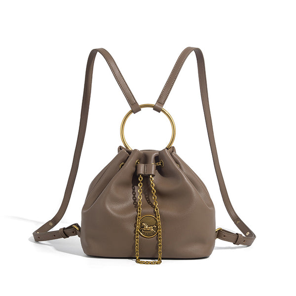 Kleine Bucket-Tasche aus genarbter Lederoptik mit goldfarbenem Ringhenkel, Kettenmedaillon als Akzent und verstellbarem Rucksack
