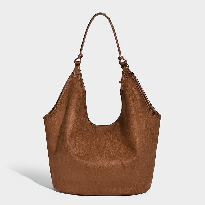 Lässig fallende Hobo-Schultertasche in matter Velourslederoptik mit offenem Überschlag und optionalem Quasten-Perlen-Anhänger, Vorderansicht