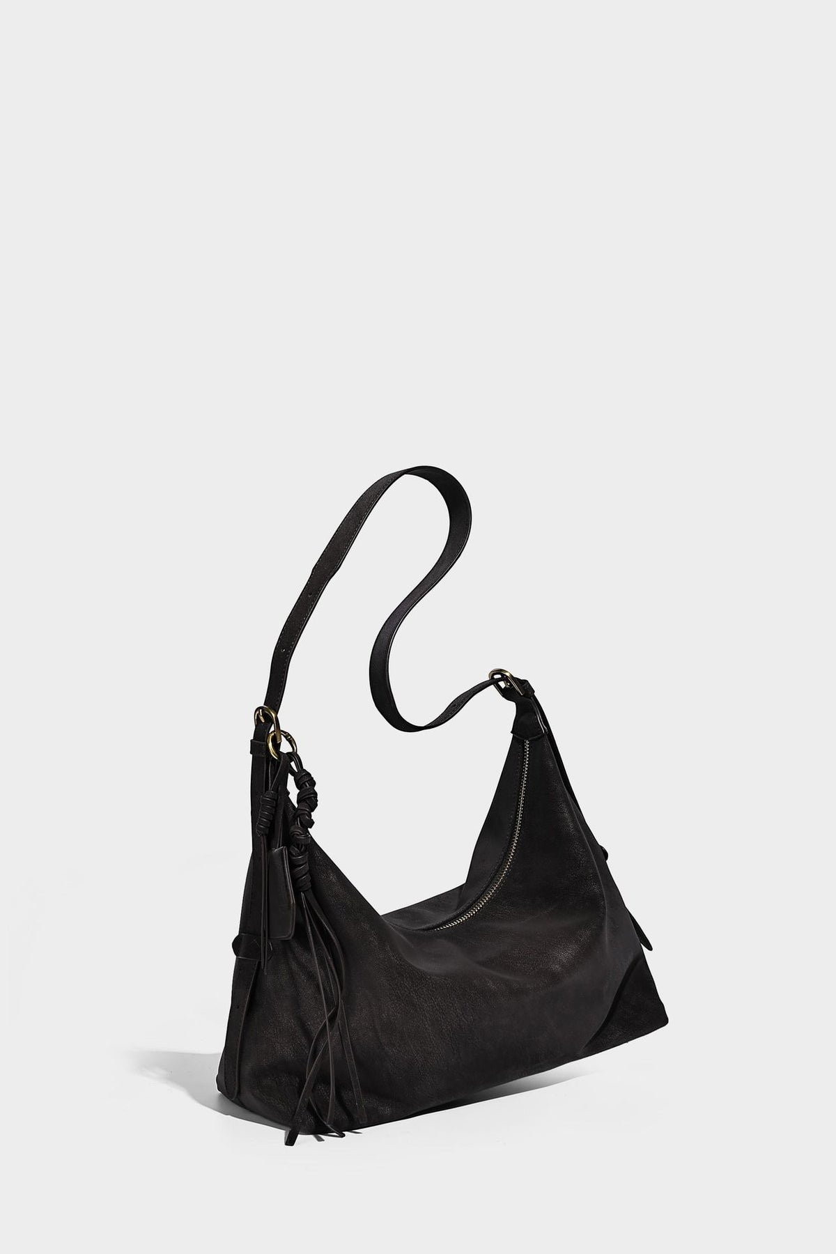 Lässige Hobo-Schultertasche mit matter Oberfläche, Quastenbesatz und goldfarbenen Metallelementen, Detailansicht 24
