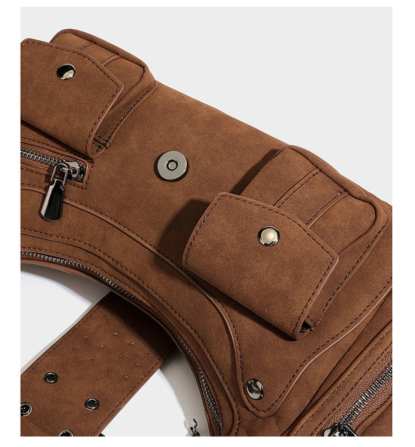Braune matte Schultertasche in Velourslederoptik mit Nietenbeschlägen in Gunmetal, vorderer Schnallenlasche, Klappentaschen und verstellbarem Crossbody-Riemen