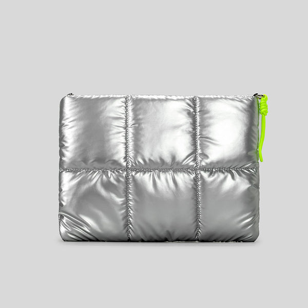 Gesteppte Puffer-Schultertasche in hochglänzendem Metallic-Silber mit neonfarbenem Kordel-Zipperanhänger und gepolstertem, geknotetem Trageriemen, Detailansicht 2