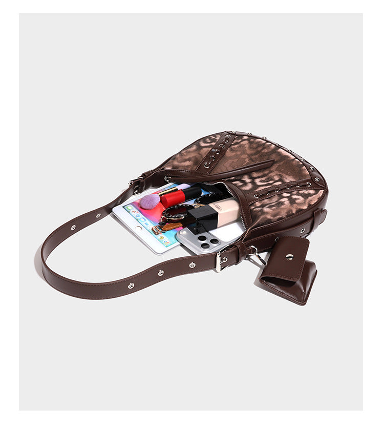 Crescent-Hobo-Schultertasche mit braunem Leopardenprint, silberfarbenen Nieten, Ösenbesatz, verstellbarem Riemen und abnehmbarem Mini