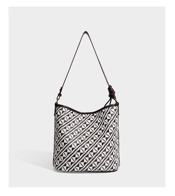 Geflochtene Schultertasche mit geometrischem Ethno-Muster, Besatz in dunkelbrauner Lederoptik, langem verstellbarem Träger und kleinem hängendem Reißverschluss