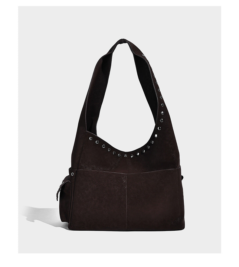 Lässige Hobo-Schultertasche in dunkelbrauner, matter Wildlederoptik mit silberfarbenem, nietenbesetztem Riemen und seitlichem Kordelzug