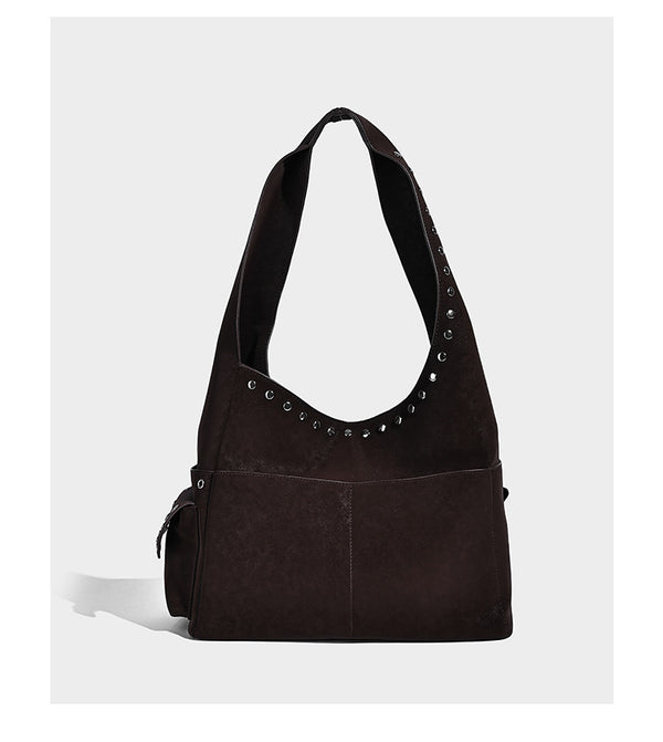 Lässige Hobo-Schultertasche in dunkelbrauner, matter Wildlederoptik mit silberfarbenem, nietenbesetztem Riemen und seitlichem Kordelzug
