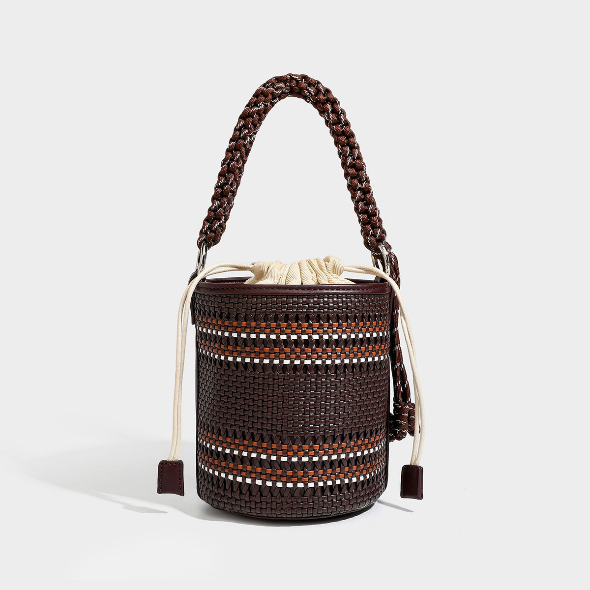 Zylindrische, handgeflochtene Beuteltasche mit geflochtenem Tragegriff, Kordelzugverschluss, Kordelquasten und Metalldetails, Detailansicht