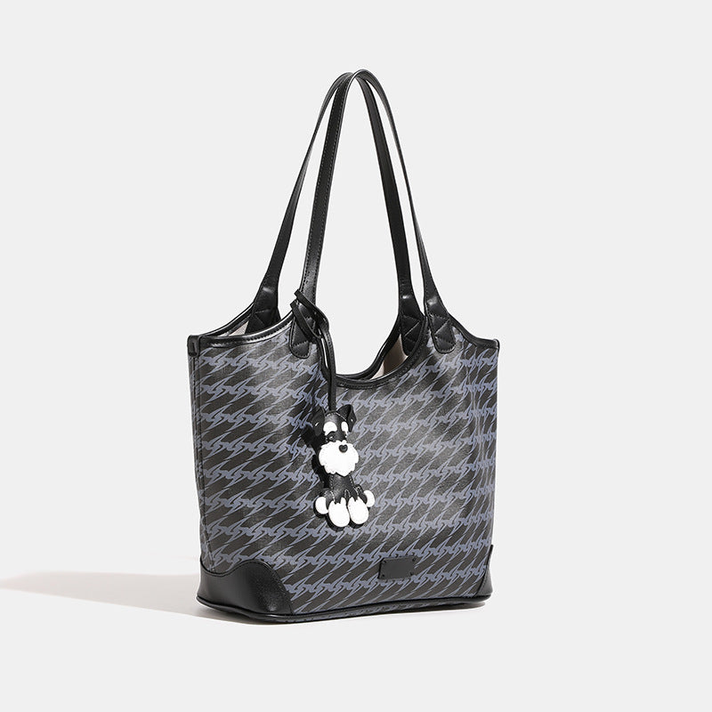 Große schwarze Monogramm-Tote-Bag mit grauem Ton-in-Ton-Wiederholungsmuster, Besatz in Lederoptik und schwarz-weißem Schnauzer-Taschenanhänger