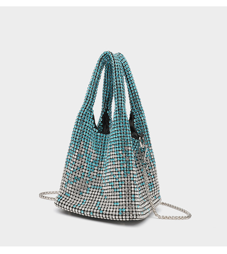 Ombré-Kristalltasche in Schwarz bis Silber mit Strasssteinen, Kettenriemen und Kristall-Tragegriffen, Detailansicht 17