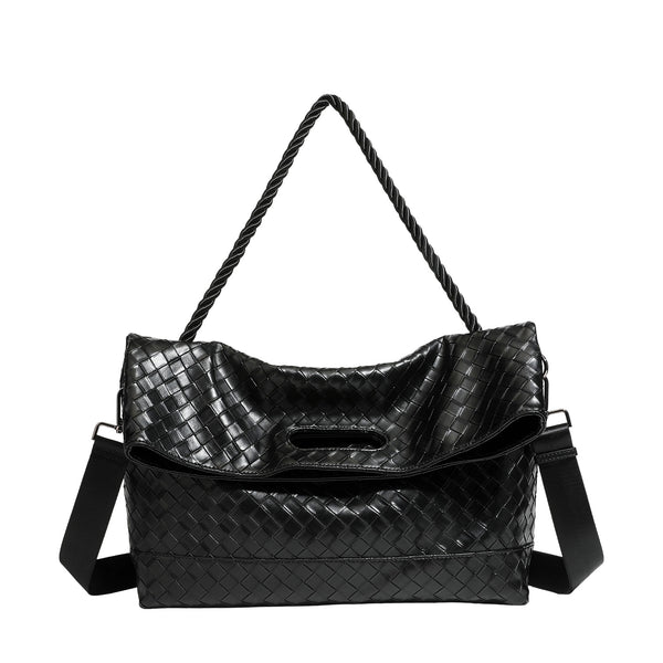 Große schwarze Schultertasche in geflochtener Lederoptik mit geflochtenem Tragegriff, Überschlagverschluss und verstellbarem Crossbody-Riemen, Detailansicht