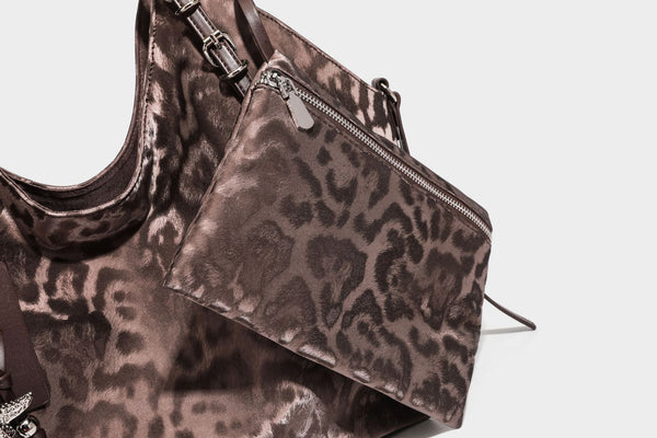 Große, glänzende Hobo-Schultertasche mit Leopardenprint, abnehmbarem Reißverschlusstäschchen und silberfarbenem Seestern-Anhänger, Detailansicht