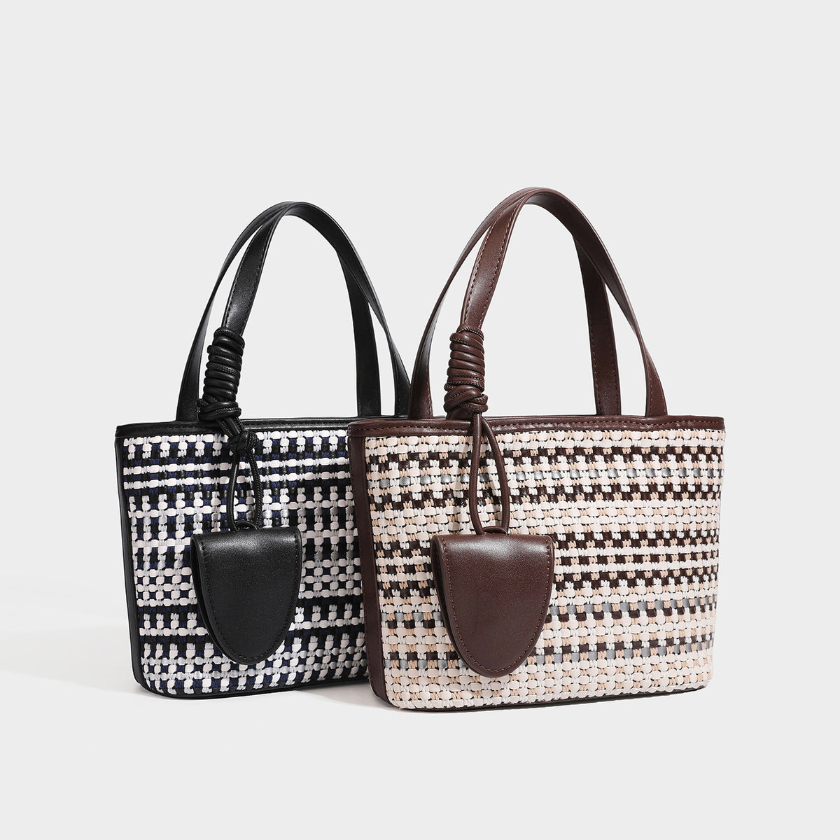 Kleine, formstabile, gewebte Tote-Bag im Schachbrettmuster mit glattem Kunstlederbesatz, zwei Tragegriffen, abnehmbarem Schulterriemen und