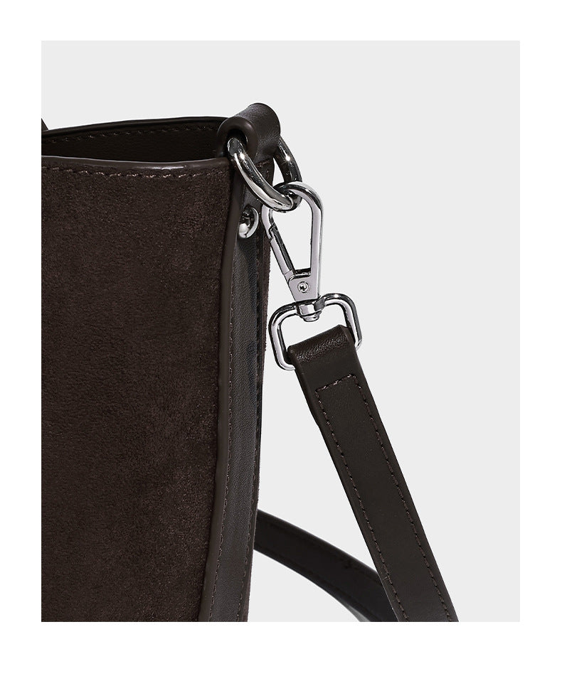 Kleine, strukturierte Tote-Handtasche in Wildlederoptik mit Elefantenanhänger, zwei oberen Tragegriffen und abnehmbarem Crossbody-Riemen, Detailansicht