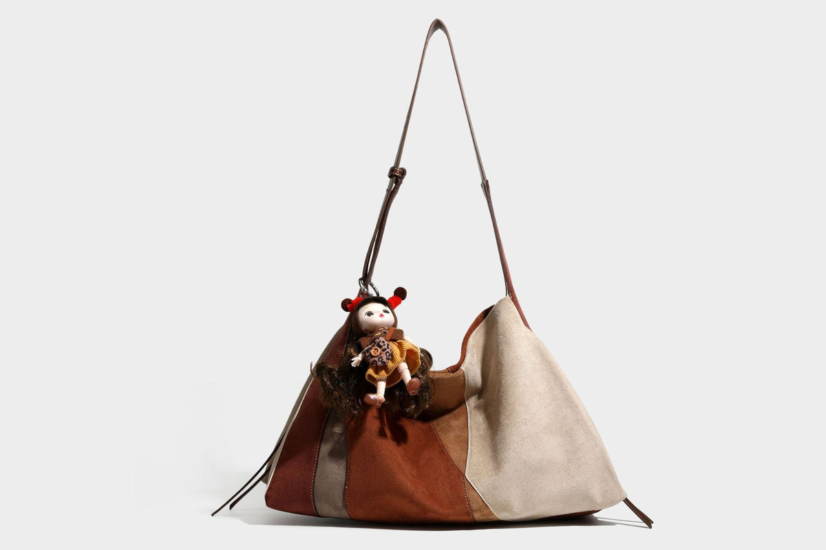 Weich fallende Patchwork-Tote in Braun, Rost, Camel und Beige mit Partien in Velourslederoptik, Besatz in Lederoptik und verstellbarem Schulterriemen