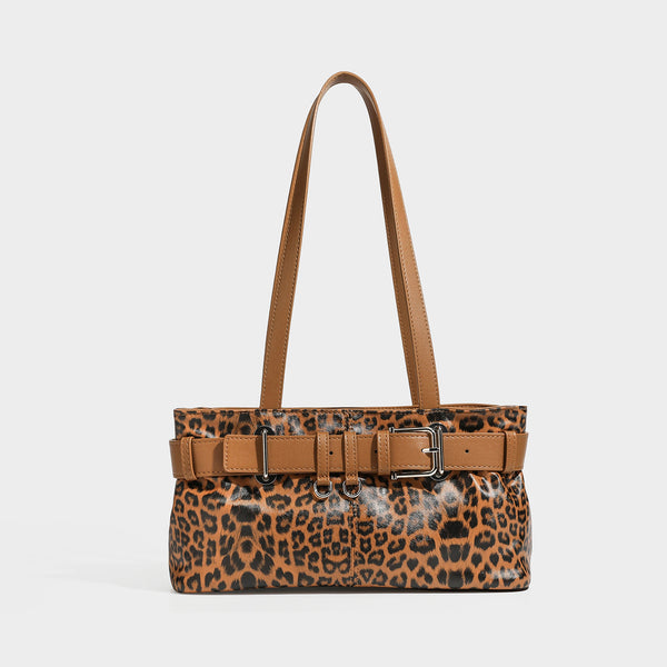 Strukturierte Schultertasche mit Leopardenmuster, Umschlagdetail mit Gürtelschnalle, langen Doppelriemen und silberfarbenen Beschlägen, Detailansicht