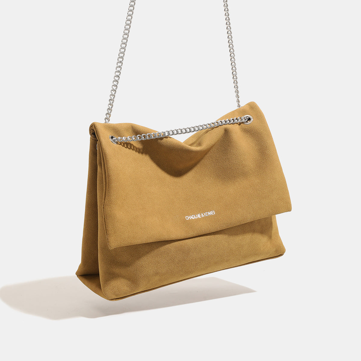 Große weiche Schultertasche in Velourslederoptik mit Umschlagklappe und silberfarbenem Kettenriemen, Detailansicht 3