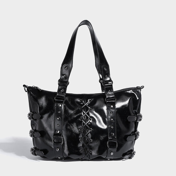 Glänzende Shopper-Tasche in Lederoptik mit geschnürtem Korsett-Element auf der Vorderseite, Nietenbeschlägen und seitlichen Riemen mit Schnallen, Detailansicht 6