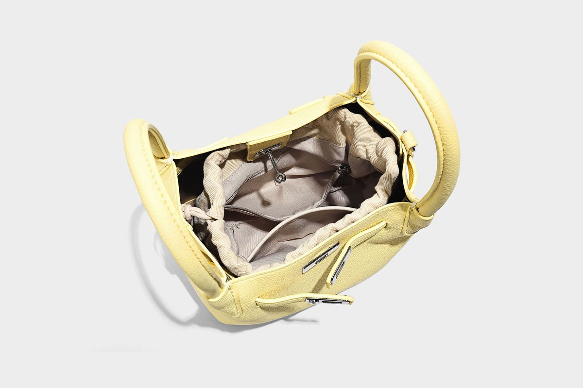 Kleine, strukturierte Tote-Bag mit genarbter Oberfläche, silberfarbenem Drehverschluss, zwei Tragegriffen, abnehmbarem Schulterriemen und