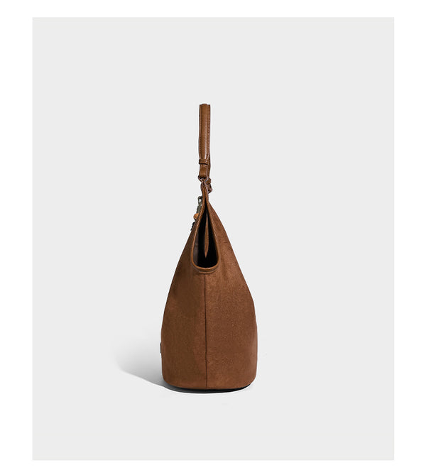Lässig fallende Hobo-Schultertasche in matter Velourslederoptik mit offenem oberen Abschluss und optionalem Quasten- und Perlenanhänger, Detailansicht 11
