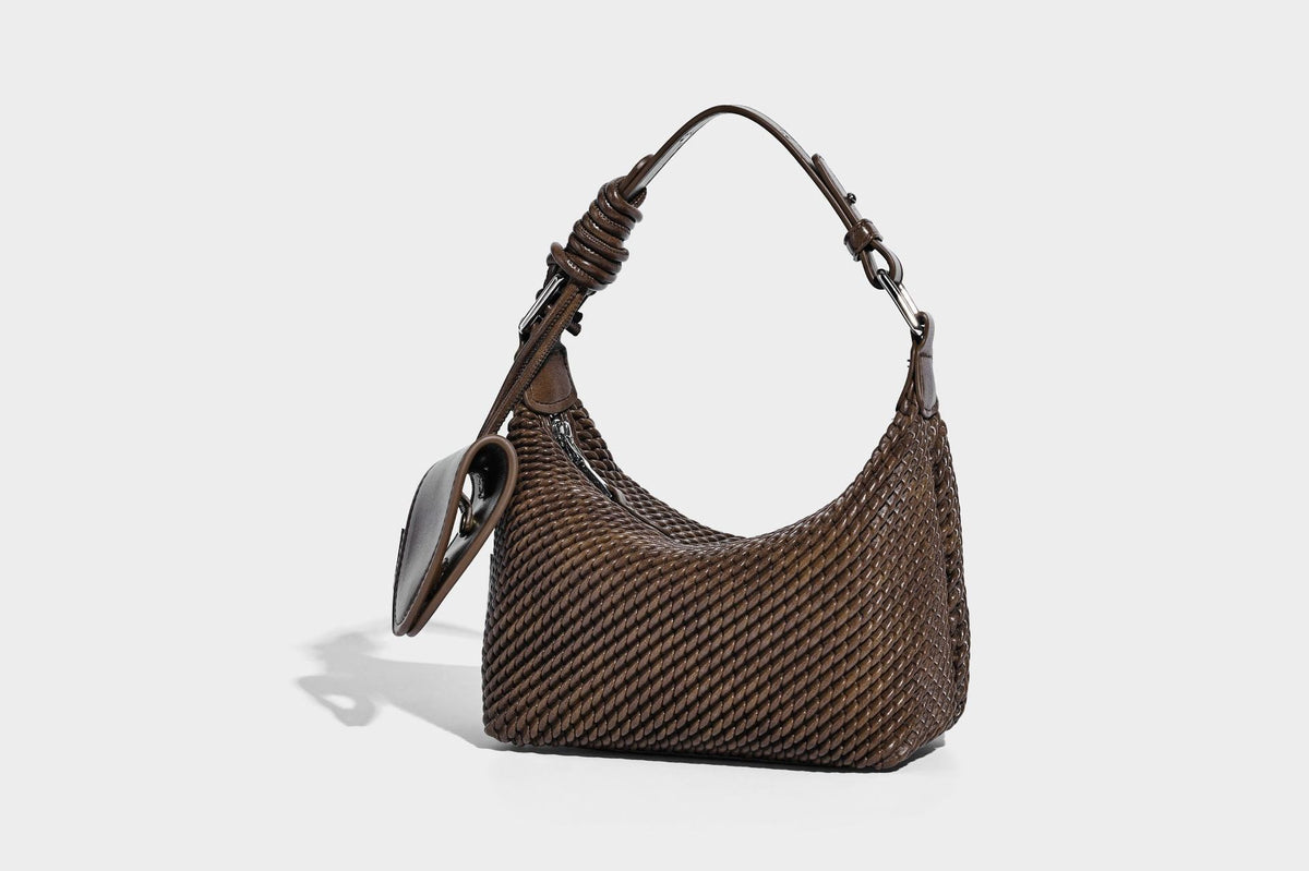 Hobo-Schultertasche in Halbmondform mit Webstruktur, geknotetem Tragegriff, befestigter kleiner Tasche mit Überschlag und verstellbarem Riemen in warmem