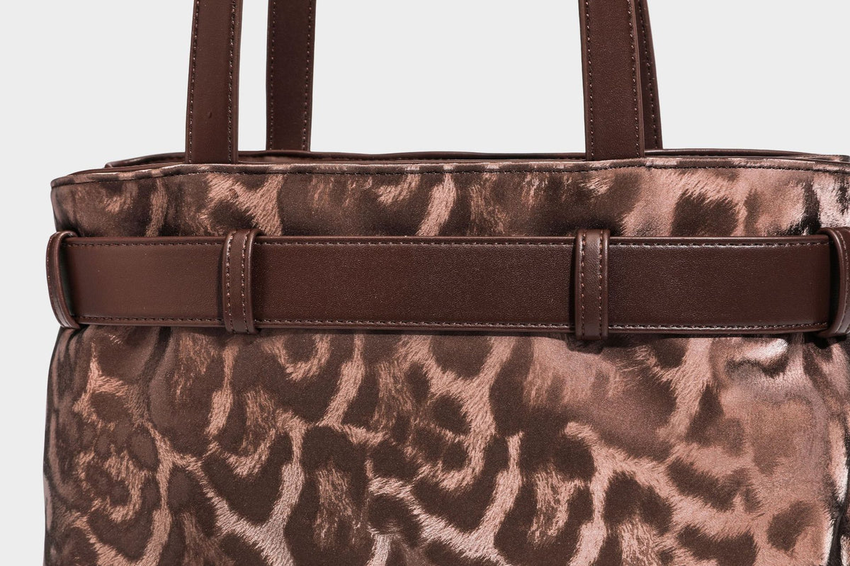 Leopardenmuster-Schulter-Shopper mit braunem Besatz in Lederoptik, Dornschließen-Detail auf der Vorderseite, silberfarbenen Metallbeschlägen und langem