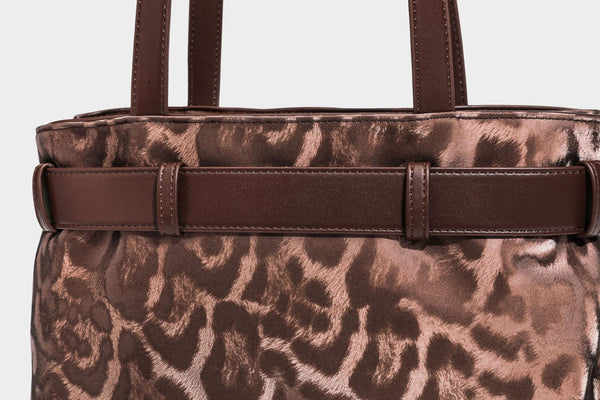 Leopardenmuster-Schulter-Shopper mit braunem Besatz in Lederoptik, Dornschließen-Detail auf der Vorderseite, silberfarbenen Metallbeschlägen und langem