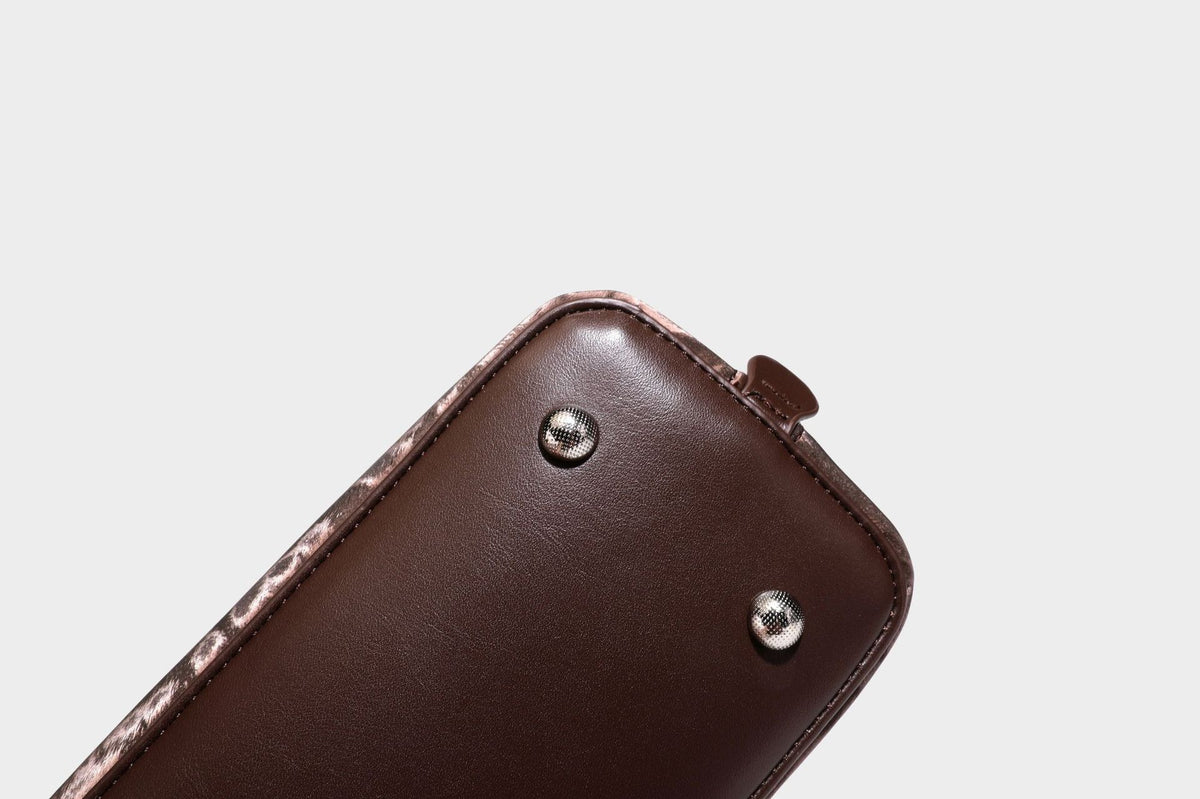 Strukturierte Henkeltasche mit tonal abgestimmtem Leopardenprint, Besatz in Lederoptik, gerollten Henkeln, vorderem Drehverschluss und