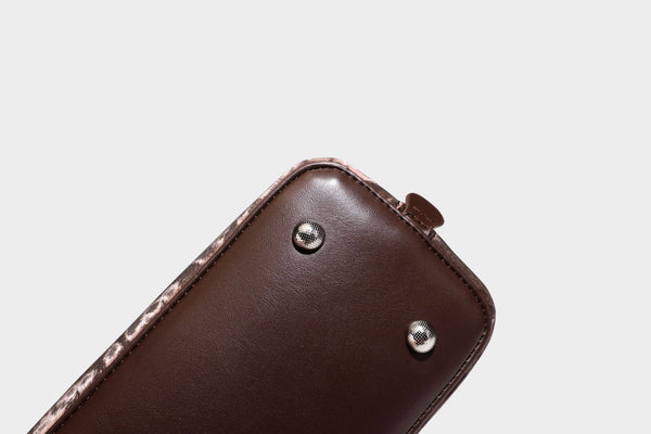 Strukturierte Henkeltasche mit tonal abgestimmtem Leopardenprint, Besatz in Lederoptik, gerollten Henkeln, vorderem Drehverschluss und