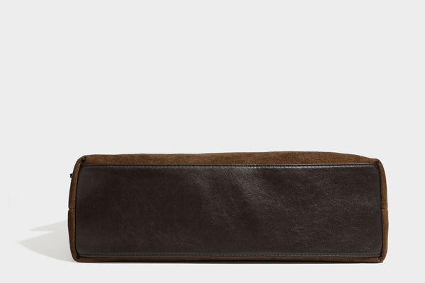 Große, weich fallende Tote aus Wildlederoptik in warmem Braun mit dunklen glatten Besätzen, zwei Tragegriffen, abnehmbarem Reißverschluss-Etui und, Detail