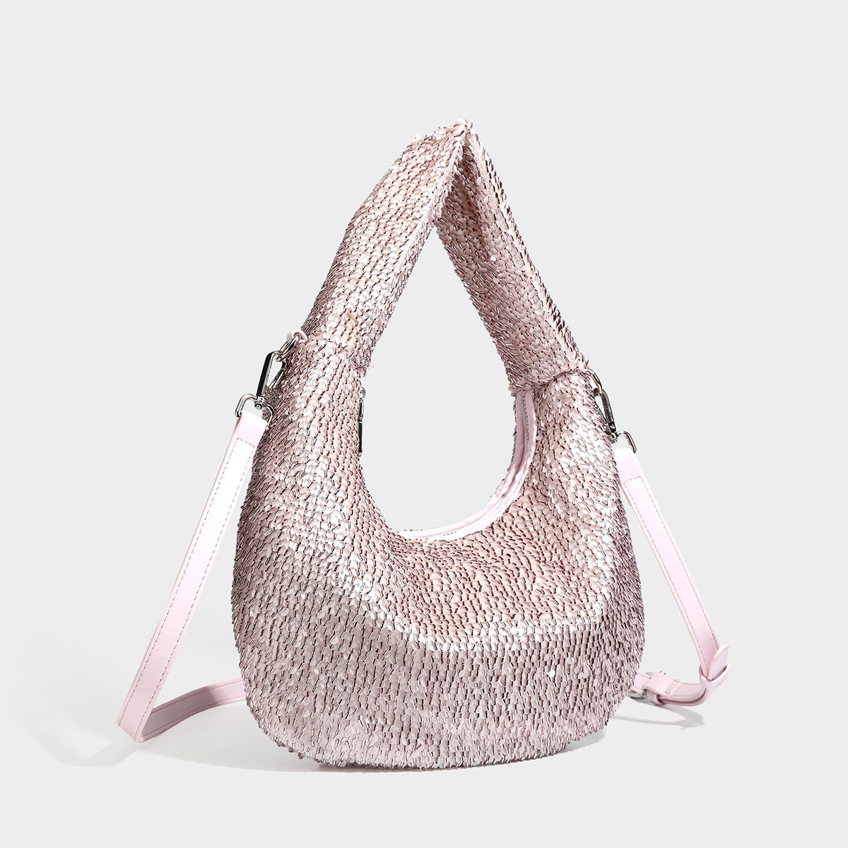 Weich fallende, tropfenförmige Hobo-Schultertasche mit durchgehendem Metallic-Paillettenbesatz und Details in Silberoptik, Detailansicht 9