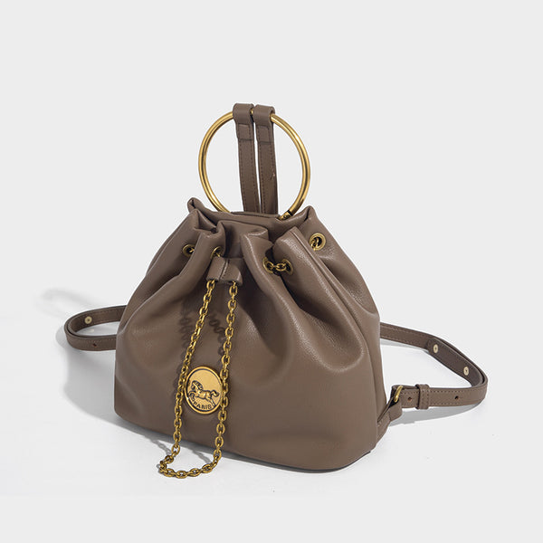 Kleine Bucket-Tasche aus genarbter Lederoptik mit goldfarbenem Ringhenkel, Kettenmedaillon als Akzent und verstellbarem Rucksack