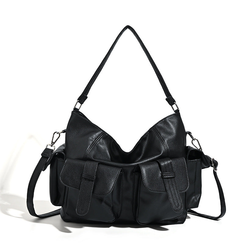 Große schwarze Hobo-Tasche in Lederoptik mit mehreren äußeren Vordertaschen, silberfarbenen Metalldetails sowie wandelbarem Schulter- und