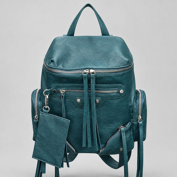 Schwarzer Rucksack in strukturierter Lederoptik mit mehreren Reißverschlussfächern in Silberoptik, Quasten-Zippern und abnehmbarem Mini-Etui