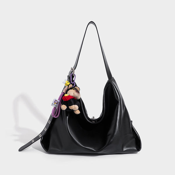 Große schwarze, glänzende Hobo-Schultertasche in Lederoptik mit einem mit Ösen besetzten Trageriemen, Beschlägen in Silberoptik und abnehmbarer