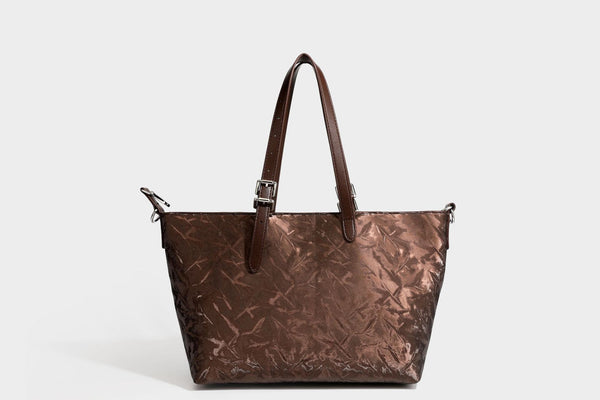 Glänzende, geknautschte Metallic-Tote-Bag mit zwei Tragegriffen oben, abnehmbarem Schulterriemen und abnehmbarer Mini-Reißverschlusstasche in Braun
